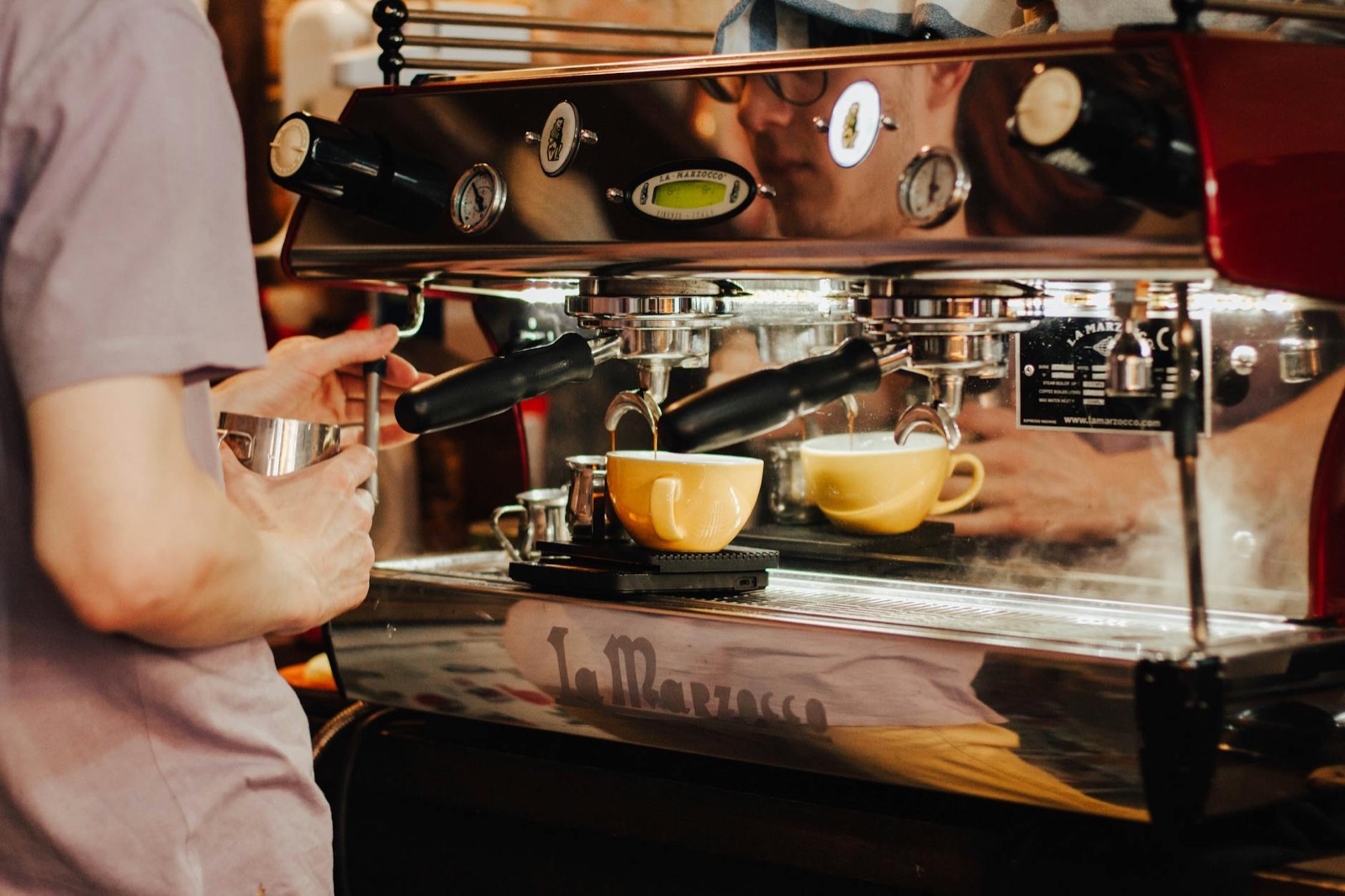 Barista przy ekspresie kolbowym