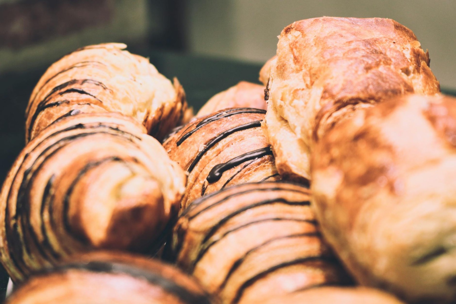 Świeżo upieczone croissanty polane czekoladą