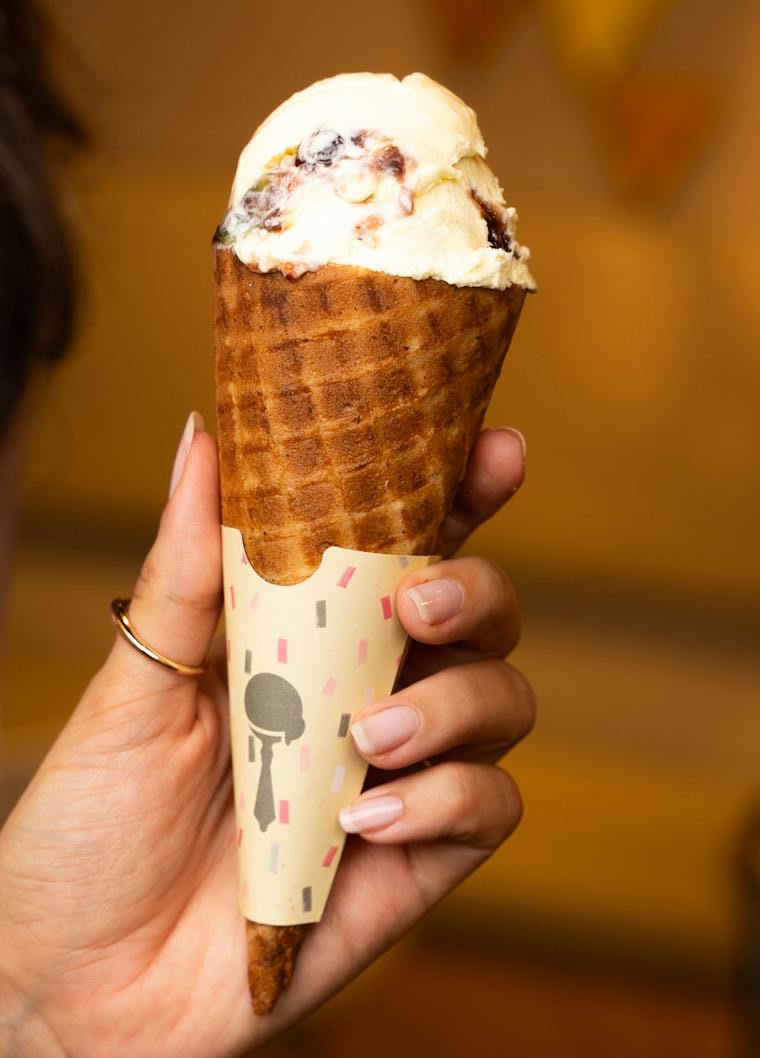 Gałka śmietanki z wiśnią w ręcznie zwijanym wafelku