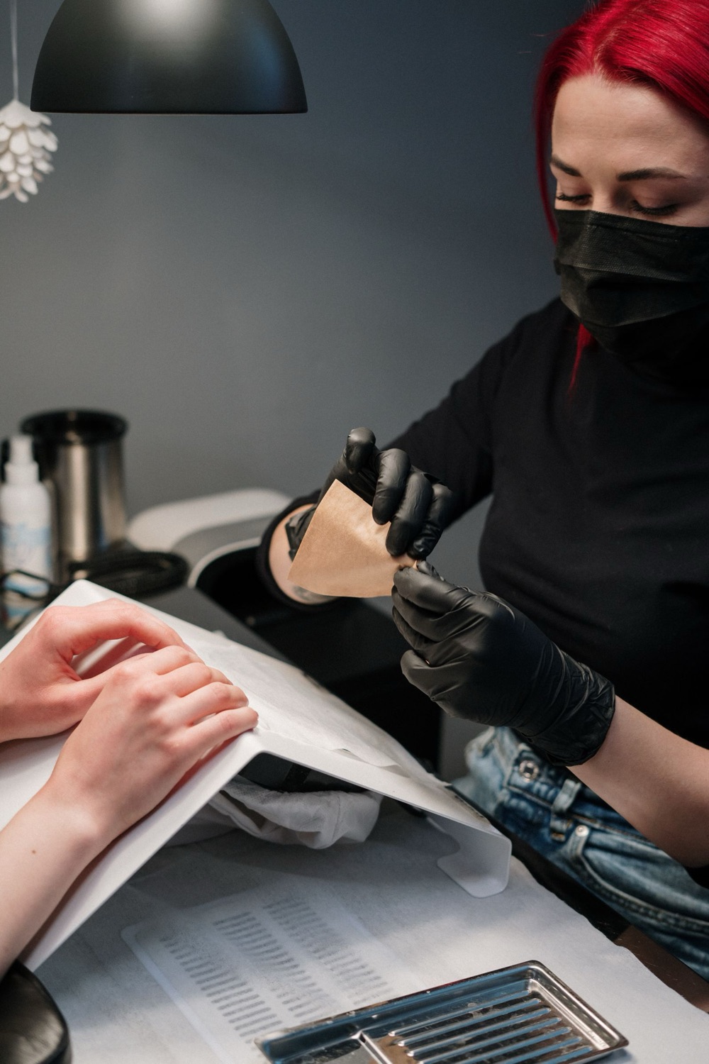 Kalina Wróbel przy stanowisku do manicure