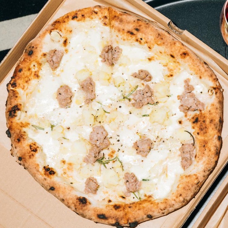 Biała pizza Gliwicka z ziemniakiem, salsiccią i rozmarynem